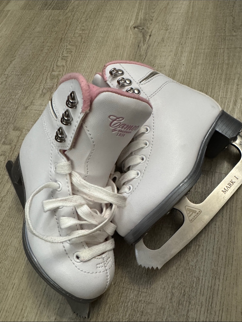 cameo Jackson’s White and Pink  skates size 11